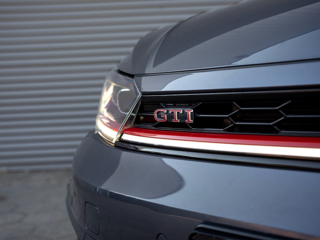 54887189-3.jpg