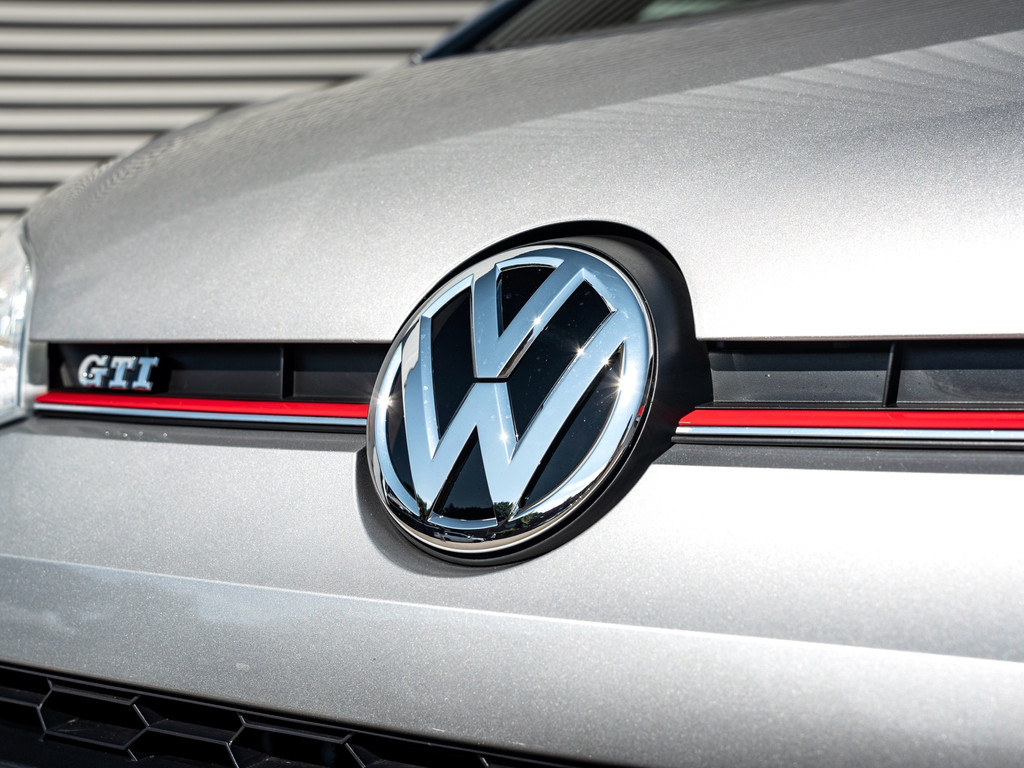 55706834-2.jpg